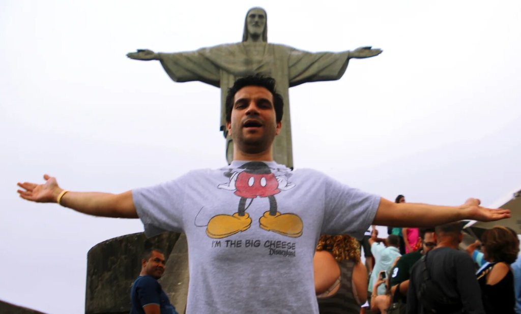 Tommy Tallarico avec un T-shirt Mickey devant la fameuse statue de Jésus à Rio de Janeiro